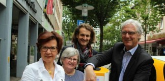 Einweihung der Säule: Dr. Marie-Luise Wolff-Hertwig, ENTEGA Vorstandsvorsitzende, Gabriella Langheinz und Eduard Tröndle, IG Schulstraße, mit Oberbürgermeister Jochen Partsch (v.l.) (Foto: ENTEGA AG)