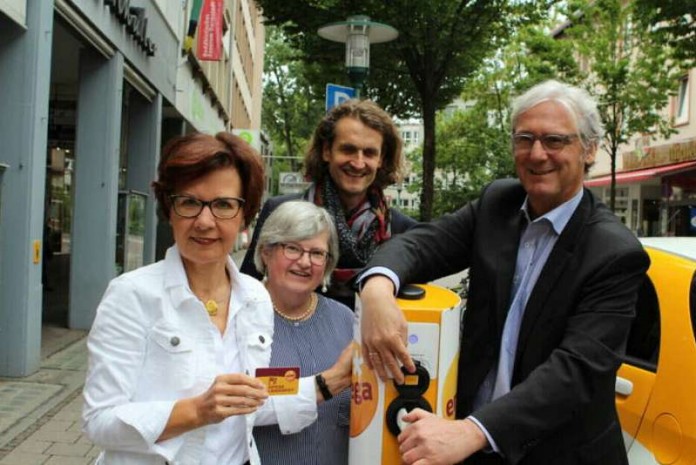 Einweihung der Säule: Dr. Marie-Luise Wolff-Hertwig, ENTEGA Vorstandsvorsitzende, Gabriella Langheinz und Eduard Tröndle, IG Schulstraße, mit Oberbürgermeister Jochen Partsch (v.l.) (Foto: ENTEGA AG)