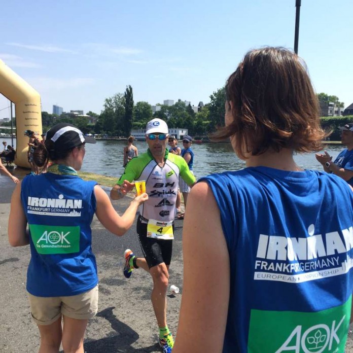 Verpflegungsstation beim Ironman 2015 (Foto: Stadt Frankfurt am Main / Veronika Katic)