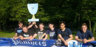 Fans der KSC-Fußballerinnen mit selbstgebastelten Pokal (Foto: Hannes Blank)