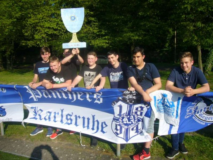 Fans der KSC-Fußballerinnen mit selbstgebastelten Pokal (Foto: Hannes Blank)