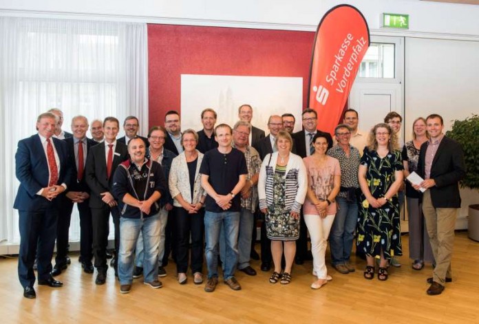 Scheckuebergabe Augustinersaal Speyer Sparkasse Vorderpfalz Oberbürgermeister Hansjörg Eger, Landrat Clemens Körner und Sparkassenvorstand Klaus Steckmann übergeben Spenden der ehemaligen Kreis- und Stadtsparkasse Speyer an neun Vereine und Initiativen aus Speyer und dem südlichen Rhein-Pfalz-Kreis. (Foto: Sparkasse Vorderpfalz)