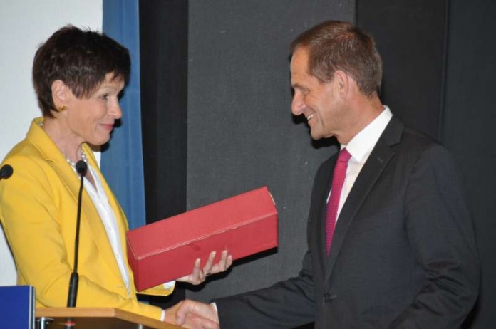 Mitgliederversammlung des LSB in Bingen Alfons Hörmann Karin Augustin RLP Gern gesehener Gast: DOSB-Präsident Alfons Hörmann wird nach seiner engagierten Rede von LSB-Präsidentin Karin Augustin verabschiedet (Foto: LSB)