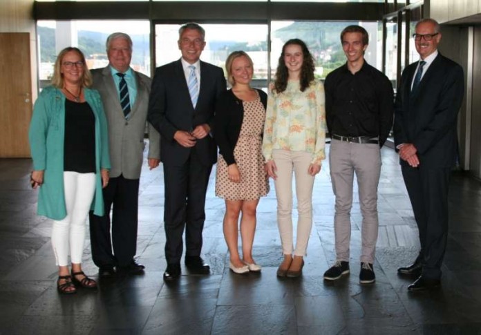 Lovisa Säfström aus Schweden und Luisa Burger aus Angelbachtal zu Besuch im Landratsamt bei Landrat Stefan Dallinger (Foto: Landratsamt Rhein-Neckar-Kreis)