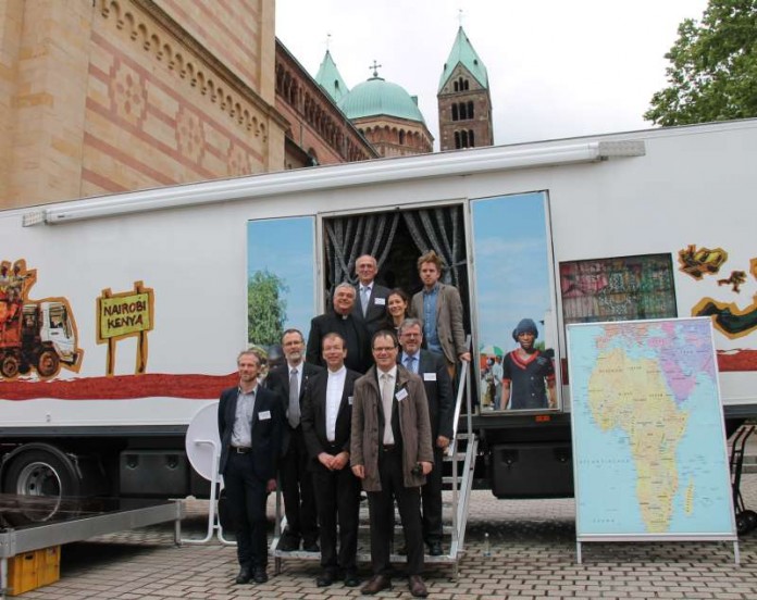 Missio Truck vor dem Speyerer Dom Gehörten zu den ersten Besuchern der Mitmach-Ausstellung