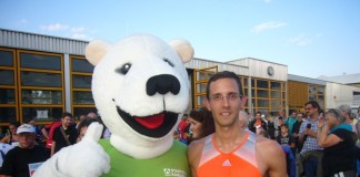 Vorjahressieger Sebastian Pieczarek mit dem Maskottchen der Stadtwerke Karlsruhe (Foto: Hannes Blank)