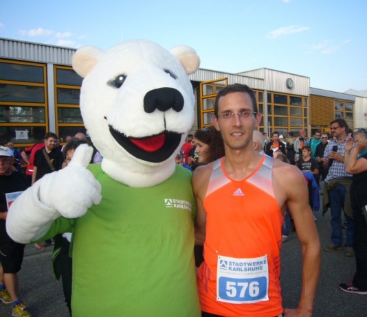 Vorjahressieger Sebastian Pieczarek mit dem Maskottchen der Stadtwerke Karlsruhe (Foto: Hannes Blank)