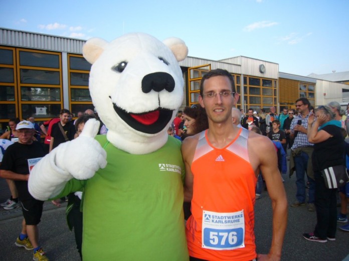 Vorjahressieger Sebastian Pieczarek mit dem Maskottchen der Stadtwerke Karlsruhe (Foto: Hannes Blank)