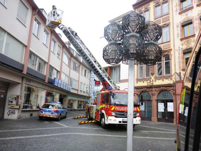 Mainz Schusterstraße Feuerwehr EinsatzFw Bürger besorgt wegen Taubenschutzanlage Technische Hilfeleistung in der Schusterstraße (Foto: Feuerwehr Mainz)