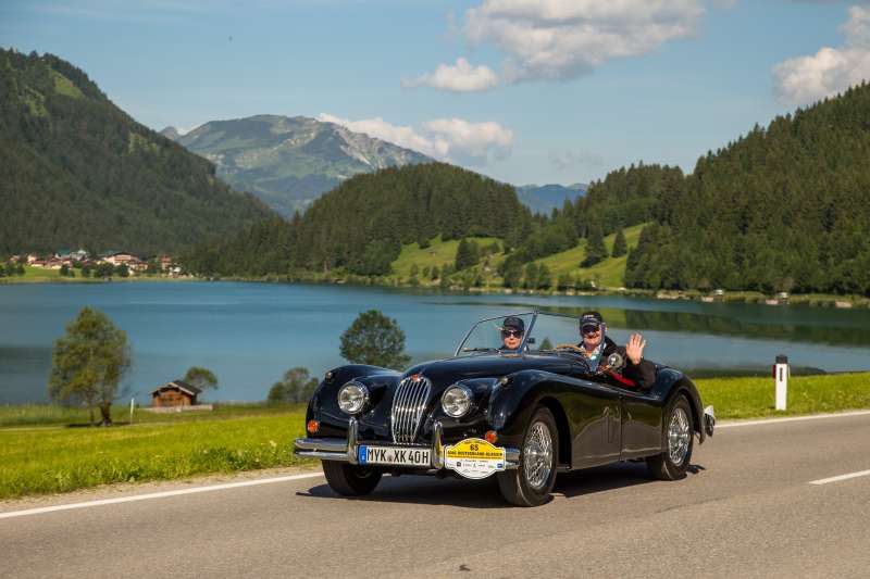 Oldtimer vor See (Foto: ADAC Deutschland Klassik)