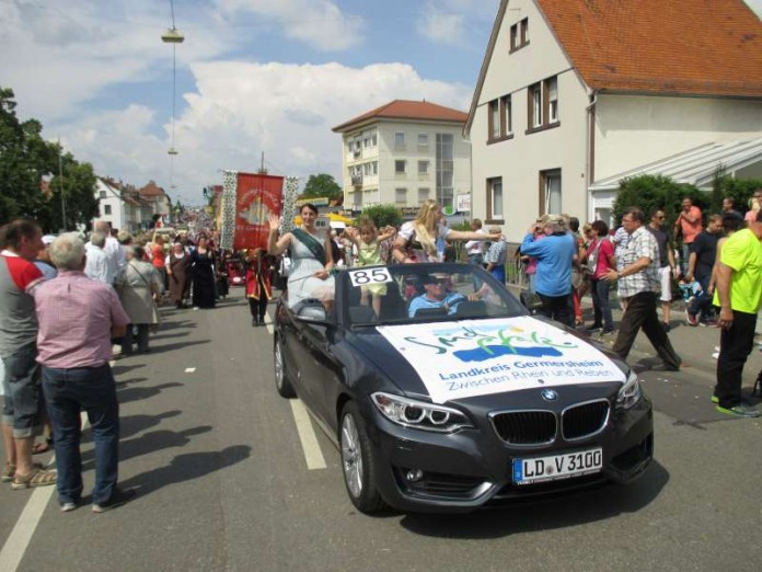Der Landkreis Germersheim präsentierte sich beim Rheinland-Pfalz-Tag 2016 in Alzey Tabakkönigin Eva aus Hatzenbühl, Pfefferminzprinzessin Eva aus Freisbach und die Nachwuchsprinzessin Emina (Foto: Kreisverwaltung Germersheim)