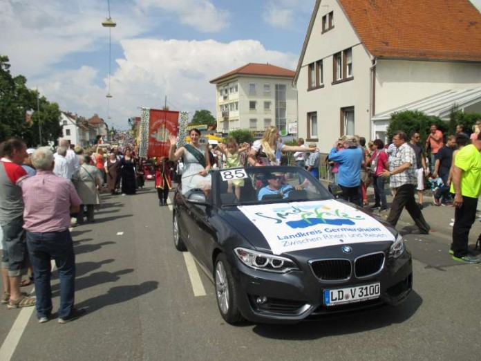 Tabakkönigin Eva aus Hatzenbühl, Pfefferminzprinzessin Eva aus Freisbach und die Nachwuchsprinzessin Emina (Foto: Kreisverwaltung Germersheim)