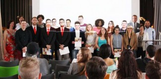 Lauter Gewinner beim vierten Schaufensterwettbewerb in der Bruchsaler Innenstadt! Die Schüler gewannen praktische Erfahrung, die Einzelhändler eine größere Aufmerksamkeit für ihr Schaufenster, die Schule gewann an Bekanntheit und die Innenstadt wurde weiter belebt. (Foto: Handelslehranstalt)