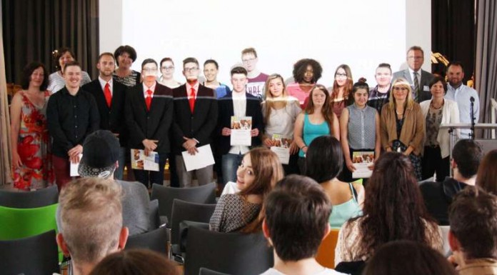 Lauter Gewinner beim vierten Schaufensterwettbewerb in der Bruchsaler Innenstadt! Die Schüler gewannen praktische Erfahrung, die Einzelhändler eine größere Aufmerksamkeit für ihr Schaufenster, die Schule gewann an Bekanntheit und die Innenstadt wurde weiter belebt. (Foto: Handelslehranstalt)