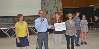 Schulleiterin Ariane Ball, Landrat Dr. Fritz Brechtel und die Lehrerinnen Andrea Frick und Antje Höfling-Koppenhöfer (Foto: Kreisverwaltung Germersheim)