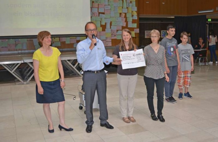 Schulleiterin Ariane Ball, Landrat Dr. Fritz Brechtel und die Lehrerinnen Andrea Frick und Antje Höfling-Koppenhöfer (Foto: Kreisverwaltung Germersheim)