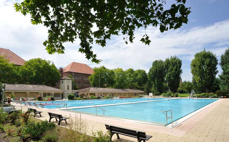 Das traditionsreiche und idyllisch gelegene Thermalbad (Foto: Stadtwerke Heidelberg)