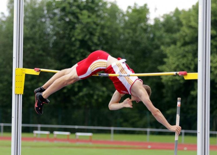 LGR-Stabhochspringer Vincent Hobbie im Sonotronic-Sportpark in Langensteinbach (Foto: LG Region Karlsruhe)