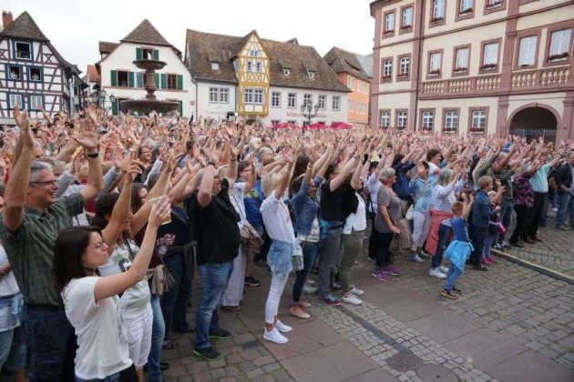 Take the hands into the air (Foto: Holger Knecht)