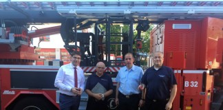 Oberbürgermeister Thomas Hirsch, Karl Lorentz, Stadtfeuerwehrinspekteur Dirk Hargesheimer und Michael Bumb, stellvertretender Stadtfeuerwehrinspekteur (Foto: Freiwillige Feuerwehr Landau)