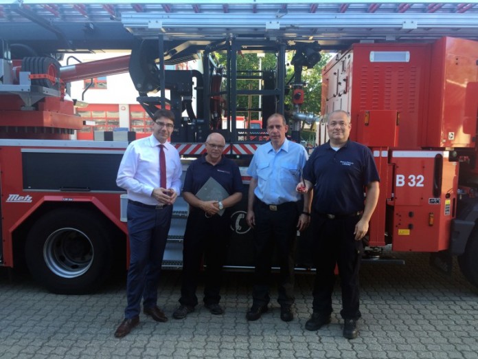 Oberbürgermeister Thomas Hirsch, Karl Lorentz, Stadtfeuerwehrinspekteur Dirk Hargesheimer und Michael Bumb, stellvertretender Stadtfeuerwehrinspekteur (Foto: Freiwillige Feuerwehr Landau)