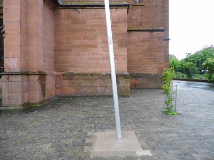Vermutlich beim Rangieren beschädigte Ende Mai beziehungsweise Anfang Juni ein unbekannter Fahrzeugführer einen Fahnenmast vor der Kirche auf dem Parkplatz in der Kirchenstraße. Vermutlich beim Rangieren beschädigte Ende Mai beziehungsweise Anfang Juni ein unbekannter Fahrzeugführer einen Fahnenmast vor der Kirche auf dem Parkplatz in der Kirchenstraße.