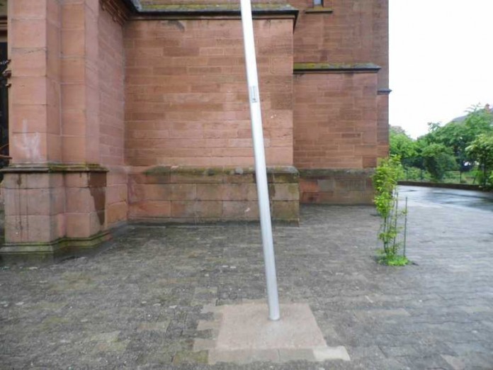 Vermutlich beim Rangieren beschädigte Ende Mai beziehungsweise Anfang Juni ein unbekannter Fahrzeugführer einen Fahnenmast vor der Kirche auf dem Parkplatz in der Kirchenstraße.