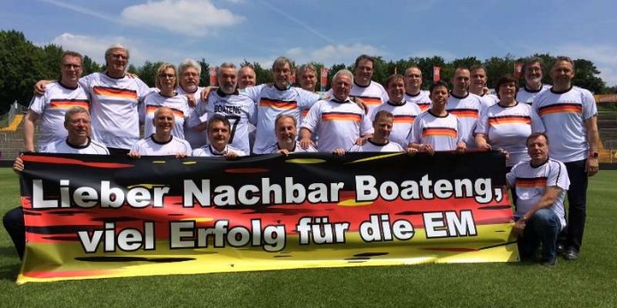 Bürgermeister der Landkreiskommunen setzen mit gemeinsamer Aktion zur Fußball-Europameisterschaft ein Zeichen gegen Rassismus Ein Zeichen gegen Rassismus im Fußball und in der Gesellschaft setzten am Freitag Oberbürgermeister Jochen Partsch, Landrat Klaus Peter Schellhaas und zahlreiche Bürgermeister der Landkreiskommunen im Merck-Stadion am Böllenfalltor. (Foto: Wissenschaftsstadt Darmstadt)