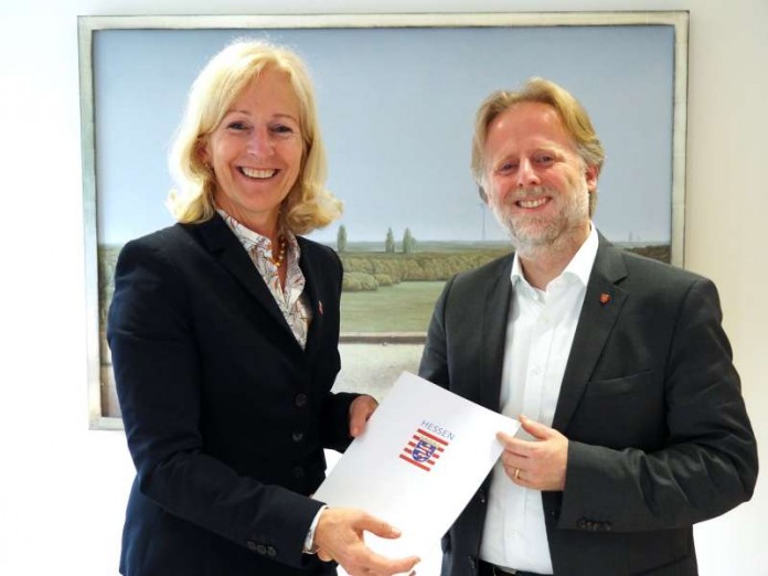 Absichtserklärung zur gemeinsamen Entwicklung des Areals am Palmengarten unterzeichnet Bernadette Weyland und Olaf Cunitz zeigen Absichtserklärung (Foto: Hessisches Ministerium der Finanzen)