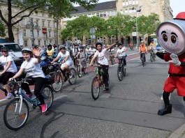 Draisel verabschiedet die Kids der Tour de Karl 2016 (Foto: Stadt Mannheim)