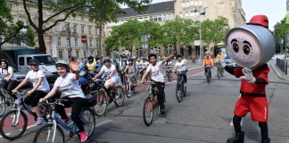Draisel verabschiedet die Kids der Tour de Karl 2016 (Foto: Stadt Mannheim)