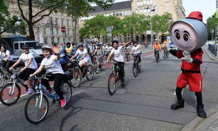 Draisel verabschiedet die Kids der Tour de Karl 2016 (Foto: Stadt Mannheim)