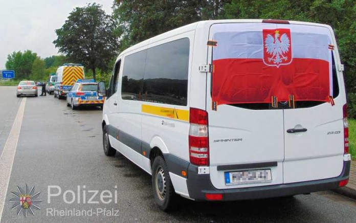 Fußballfans, die auf dem Weg nach Frankreich zur Fußball-EM waren, hat die Autobahnpolizei heute auf einem Parkplatz an der A6 kontrolliert.