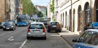 Die Unfallstelle in der Rudolf-Breitscheid-Straße. Aus diesem Blickwinkel betrachtet, lief das Mädchen von links nach rechts über die Fahrbahn.