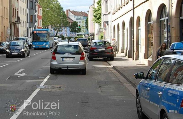 Die Unfallstelle in der Rudolf-Breitscheid-Straße. Aus diesem Blickwinkel betrachtet, lief das Mädchen von links nach rechts über die Fahrbahn.