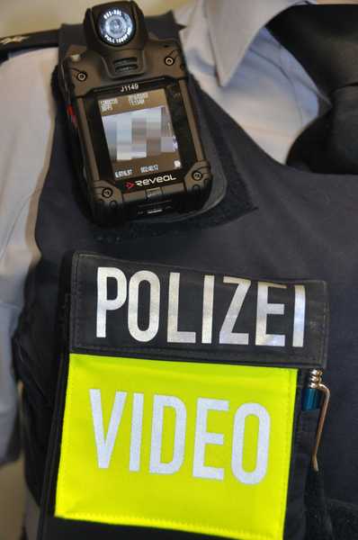 Die Bodycam ist seit mehreren Monaten bei der Polizei im Einsatz. Die Beamtinnen und Beamten tragen die Kameras in Schulterhöhe an ihren Schutzwesten und sind durch einen neongelben Hinweis 