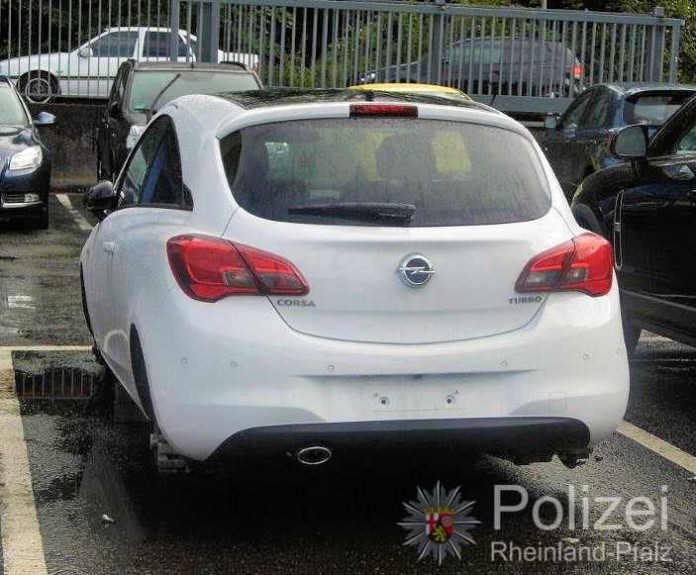 Sieht fast so aus, als würde der Opel Corsa in der Luft schweben - er wurde von den Reifendieben auf Steinen aufgebockt.