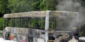 Der Bus brannte völlig aus