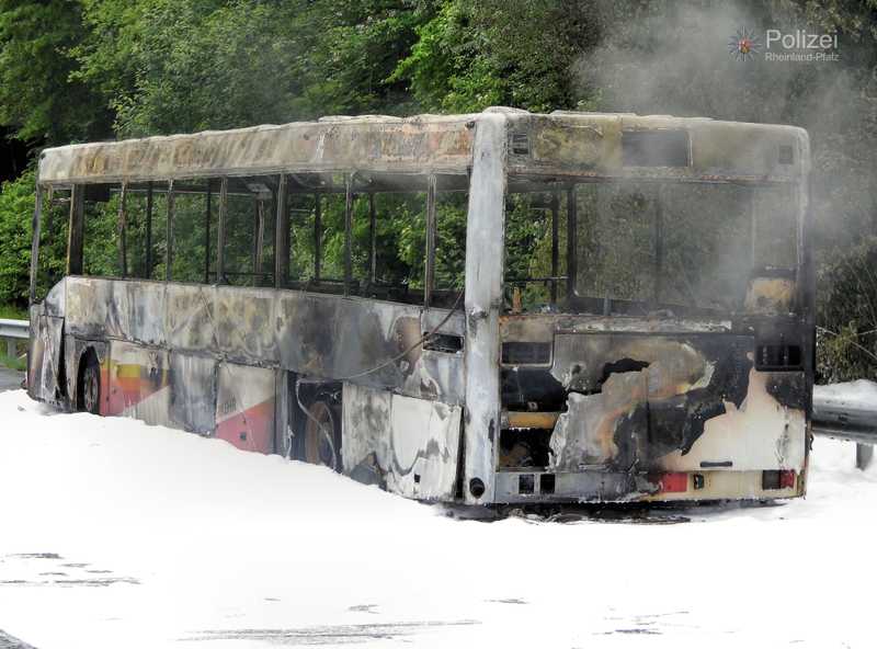 Der Bus brannte völlig aus