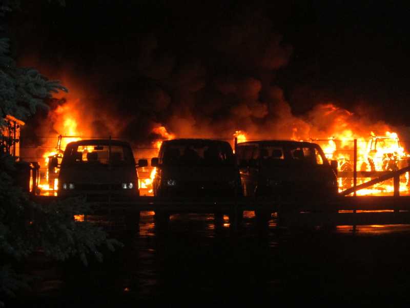 Mehrere Fahrzeuge brennen - Die Kripo ermittelt