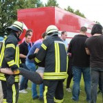 Die Verletzten werden auf den Rasen vor dem Gebäude abgelegt. Di