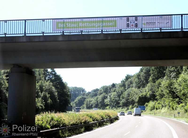 Die Polizei startet eine Aktion mit Banner an Brückenbauwerken