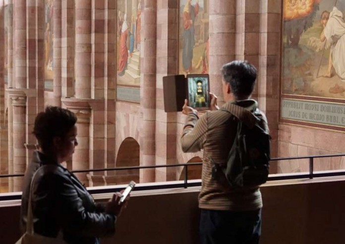 Mit Smartphone und Tablet wurde der Speyerer Dom erkundet (Foto: Yvette Wagner)