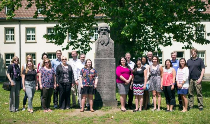 Education in Germany: Lehrkräfte aus den USA machen sich in Mainz mit dem deutschen Bildungssystem vertraut Vom 19. Juni bis zum 2. Juli 2016 sind 15 amerikanische Lehrkräfte zu Gast an der Johannes Gutenberg-Universität Mainz, um sich hier mit Unterstützung durch das Zentrum für Lehrerbildung über das deutsche Bildungssystem zu informieren (Foto: Stefan F. Sämmer)