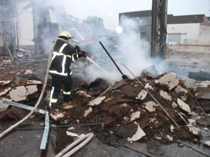 Auf einem Firmengelände in der Otto-Meffert-Straße kam es zu einem Brand (Foto: Feuerwehr Bad Kreuznach)