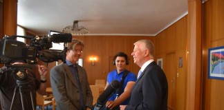 OB Michael Kissel (rechts) im Gespräch mit dem SWR über den Bericht des Landesrechnungshofes. (Foto: Stadtverwaltung Worms)