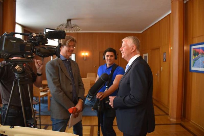 OB Michael Kissel (rechts) im Gespräch mit dem SWR über den Bericht des Landesrechnungshofes. (Foto: Stadtverwaltung Worms)