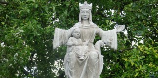 Beschädigte Marienstatue