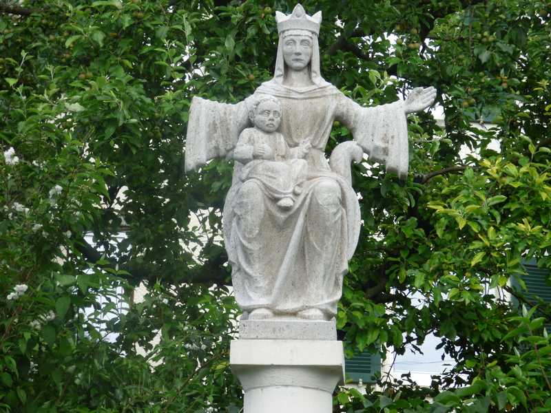 Beschädigte Marienstatue