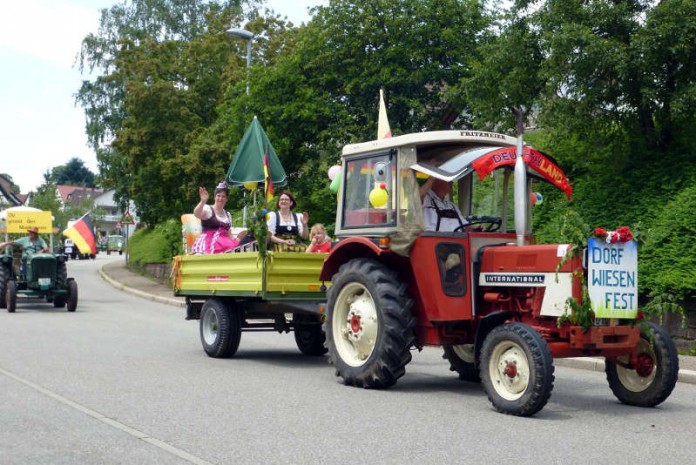 Traktorparade Völkersbach Malsch Traktoren bei der Parade (Foto: privat)